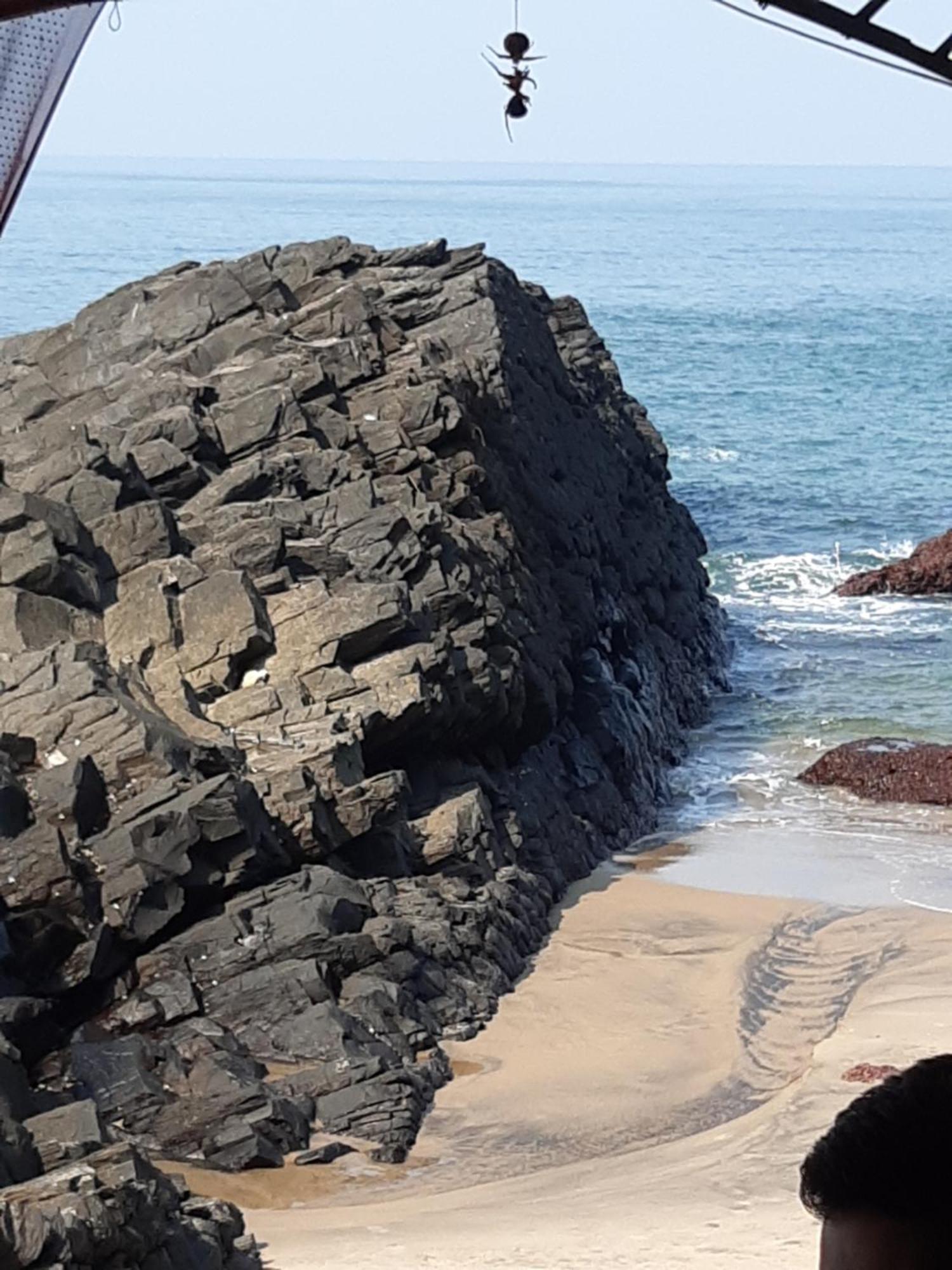 Om Ganesh Guest House Cliffside Arambol Eksteriør billede