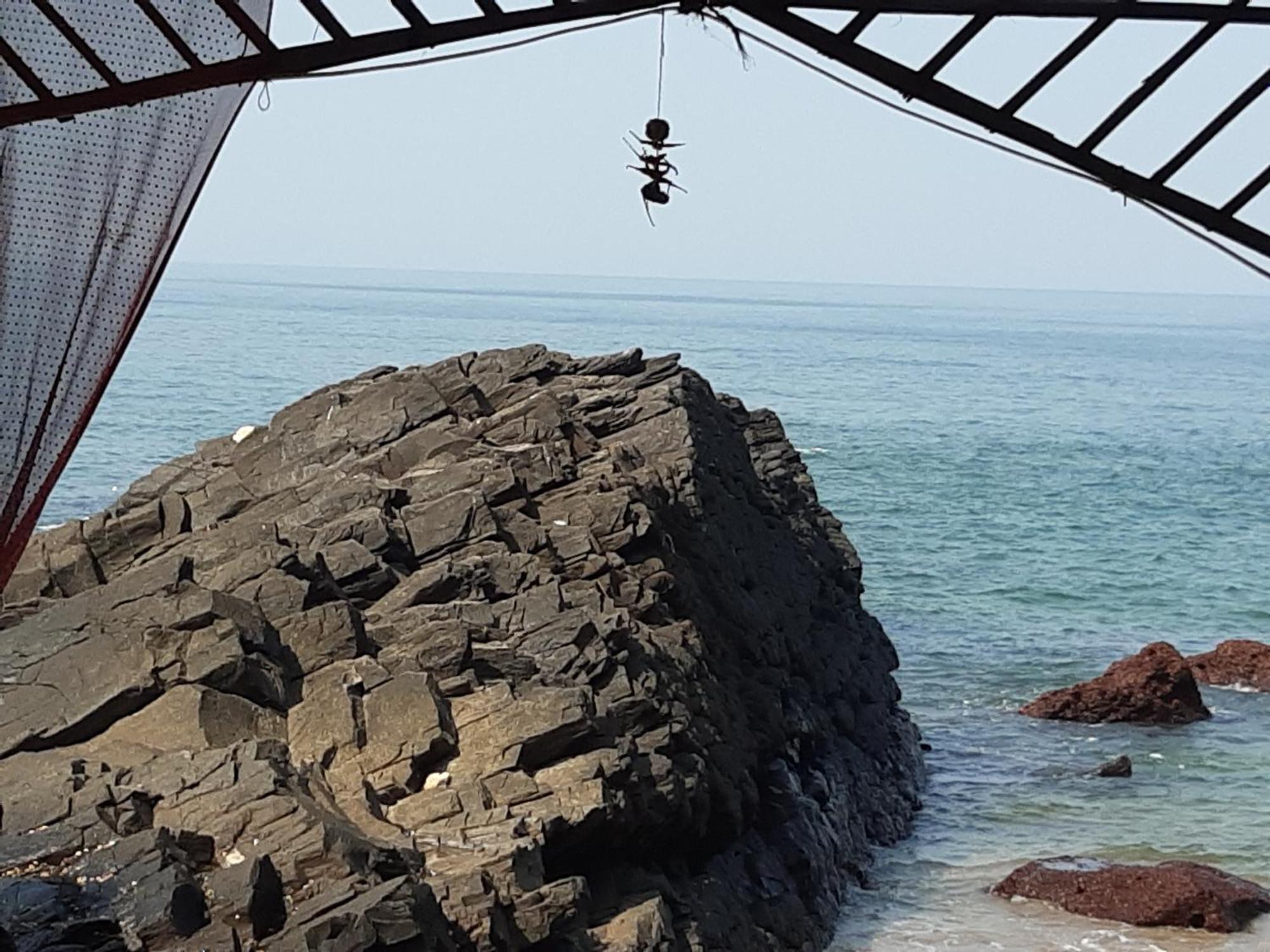 Om Ganesh Guest House Cliffside Arambol Eksteriør billede