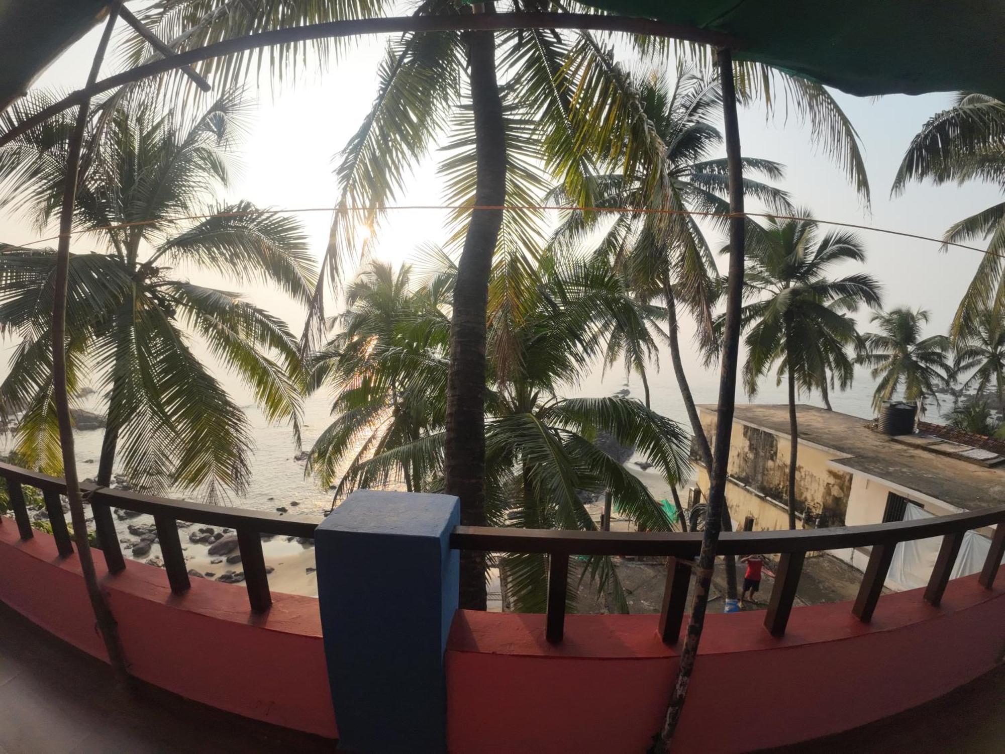Om Ganesh Guest House Cliffside Arambol Eksteriør billede