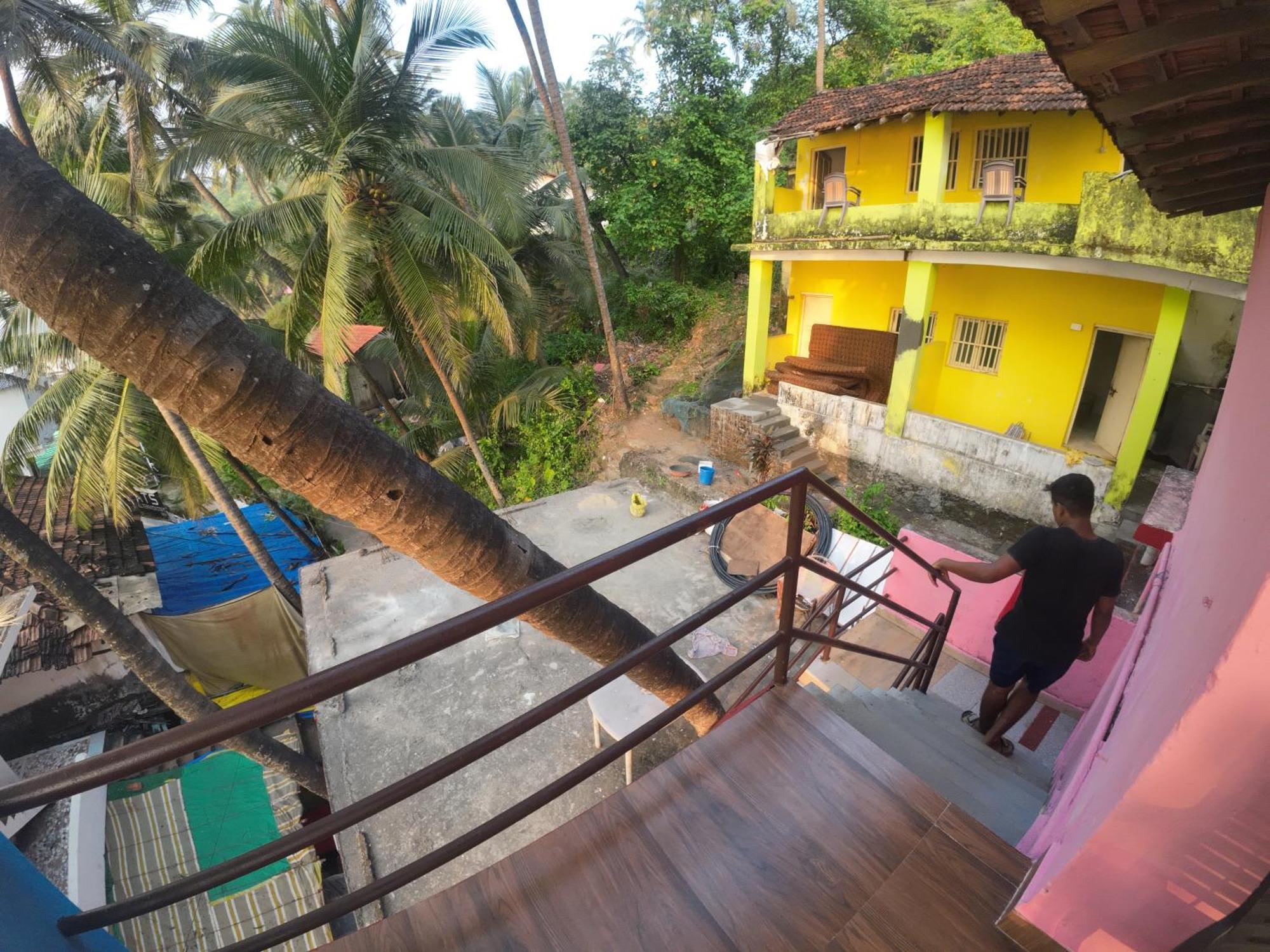 Om Ganesh Guest House Cliffside Arambol Eksteriør billede