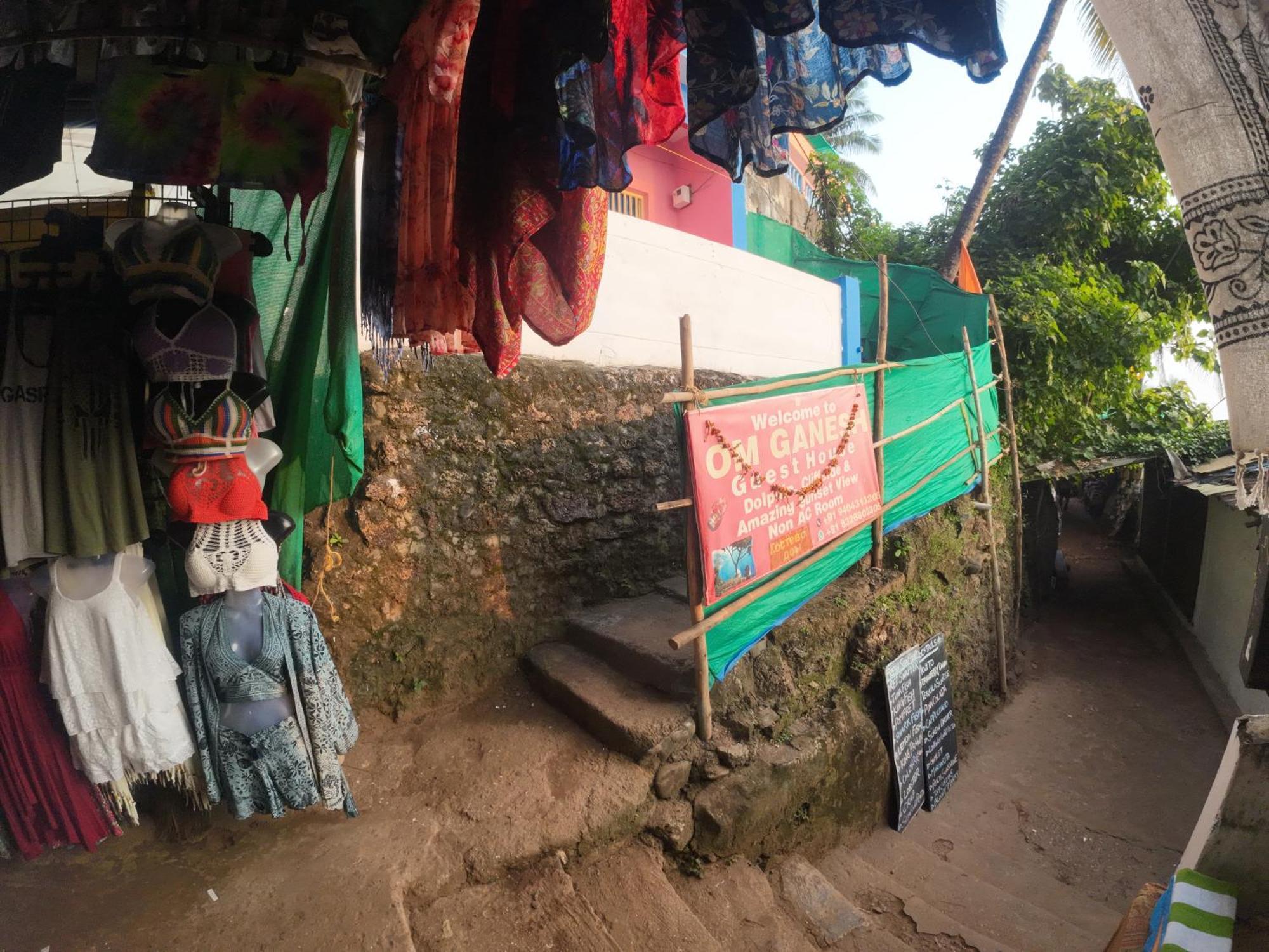 Om Ganesh Guest House Cliffside Arambol Eksteriør billede