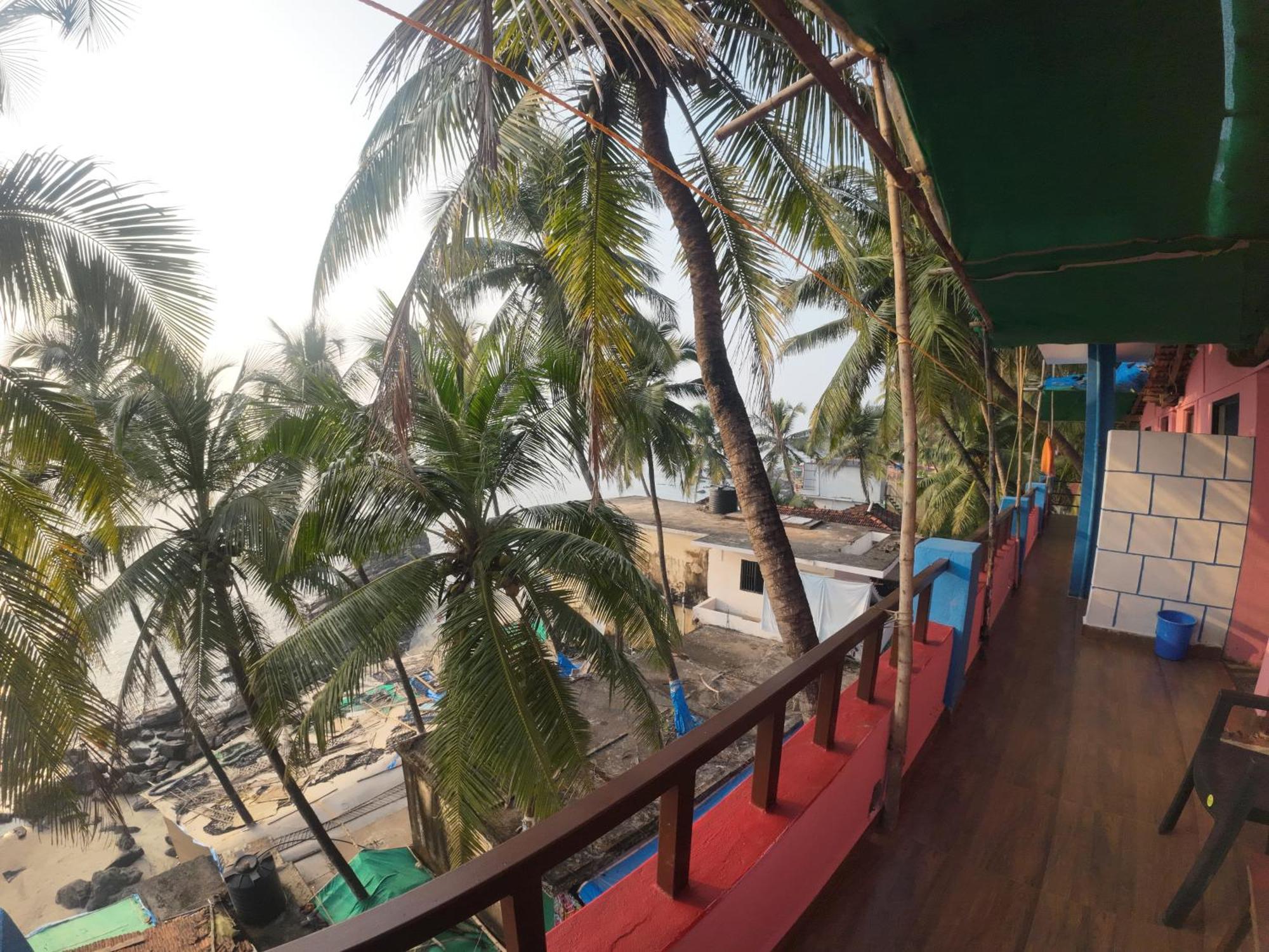 Om Ganesh Guest House Cliffside Arambol Eksteriør billede