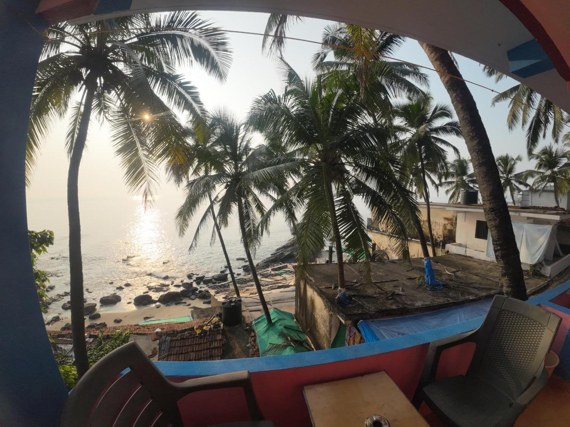 Om Ganesh Guest House Cliffside Arambol Eksteriør billede