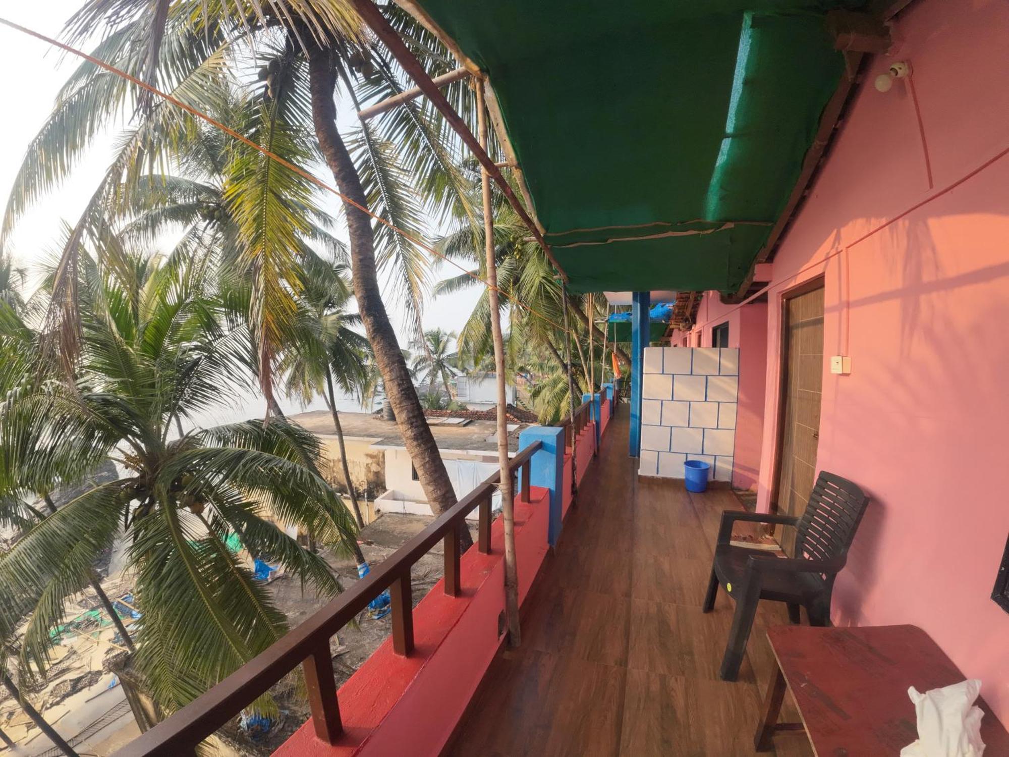Om Ganesh Guest House Cliffside Arambol Eksteriør billede