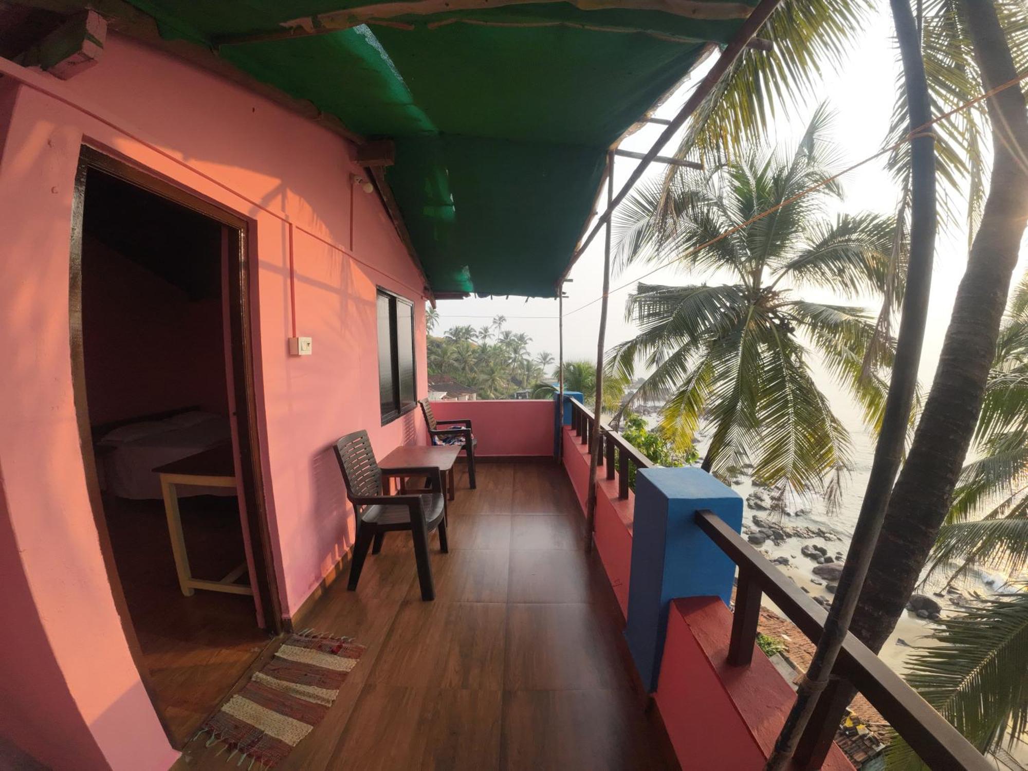 Om Ganesh Guest House Cliffside Arambol Eksteriør billede