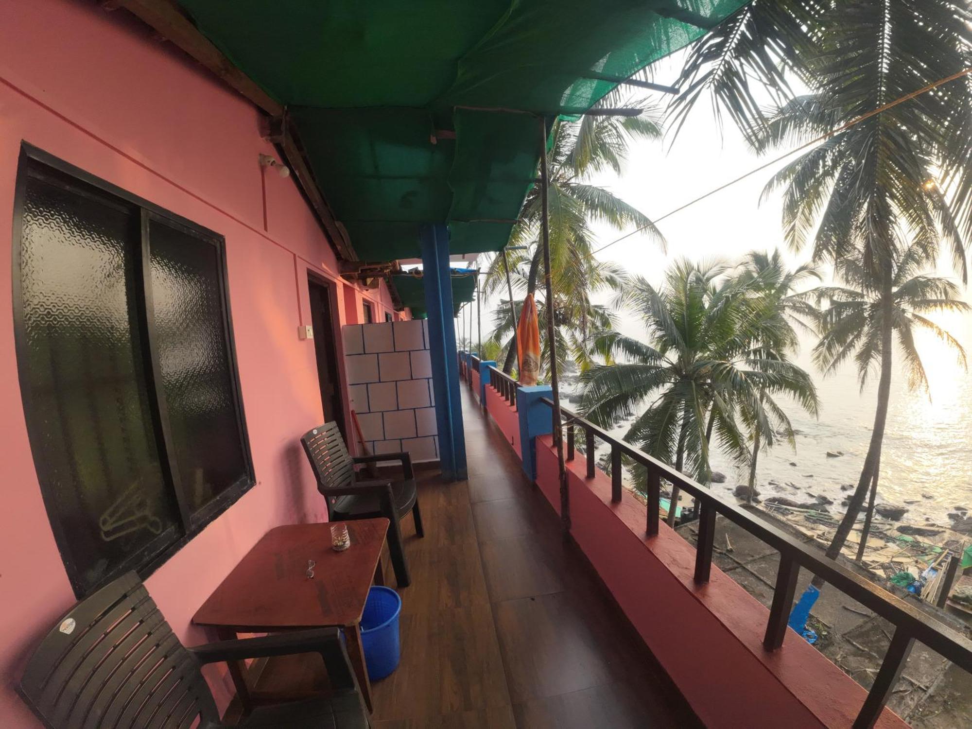Om Ganesh Guest House Cliffside Arambol Eksteriør billede