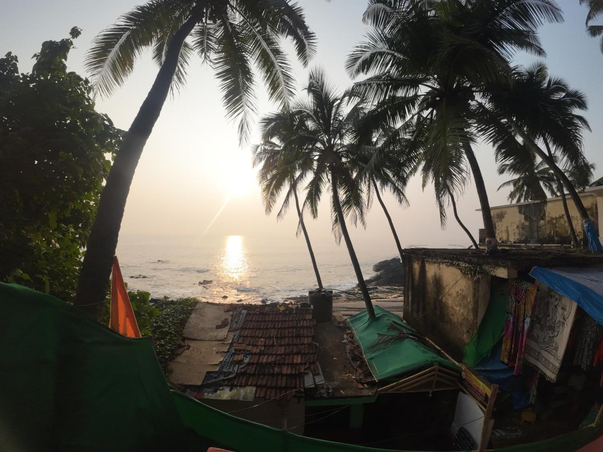 Om Ganesh Guest House Cliffside Arambol Eksteriør billede