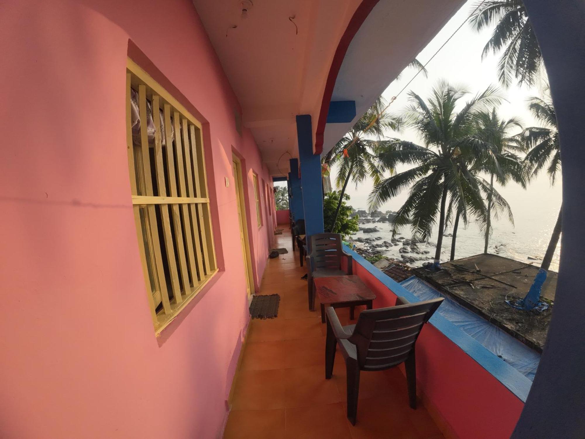 Om Ganesh Guest House Cliffside Arambol Eksteriør billede