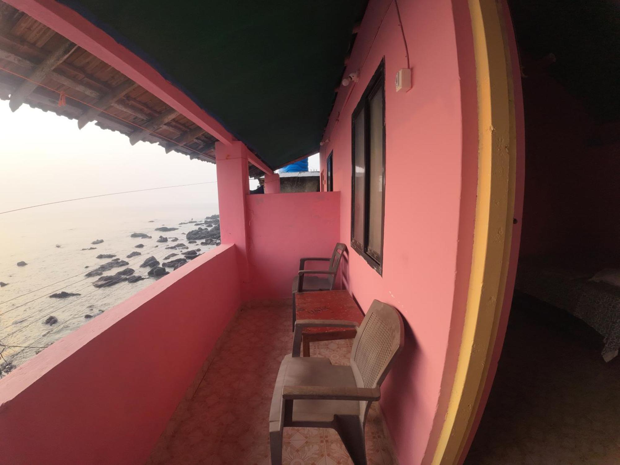 Om Ganesh Guest House Cliffside Arambol Eksteriør billede