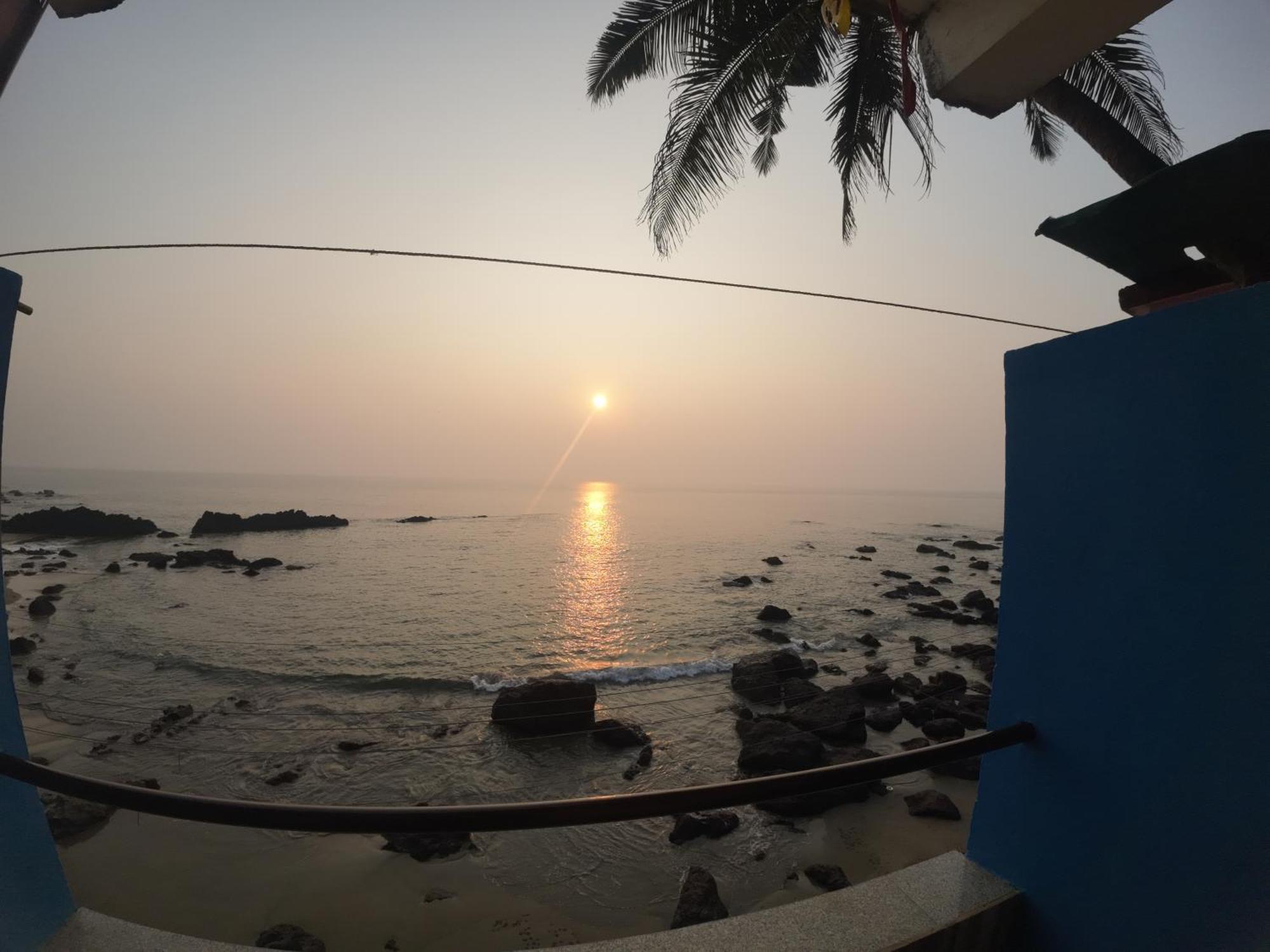 Om Ganesh Guest House Cliffside Arambol Eksteriør billede