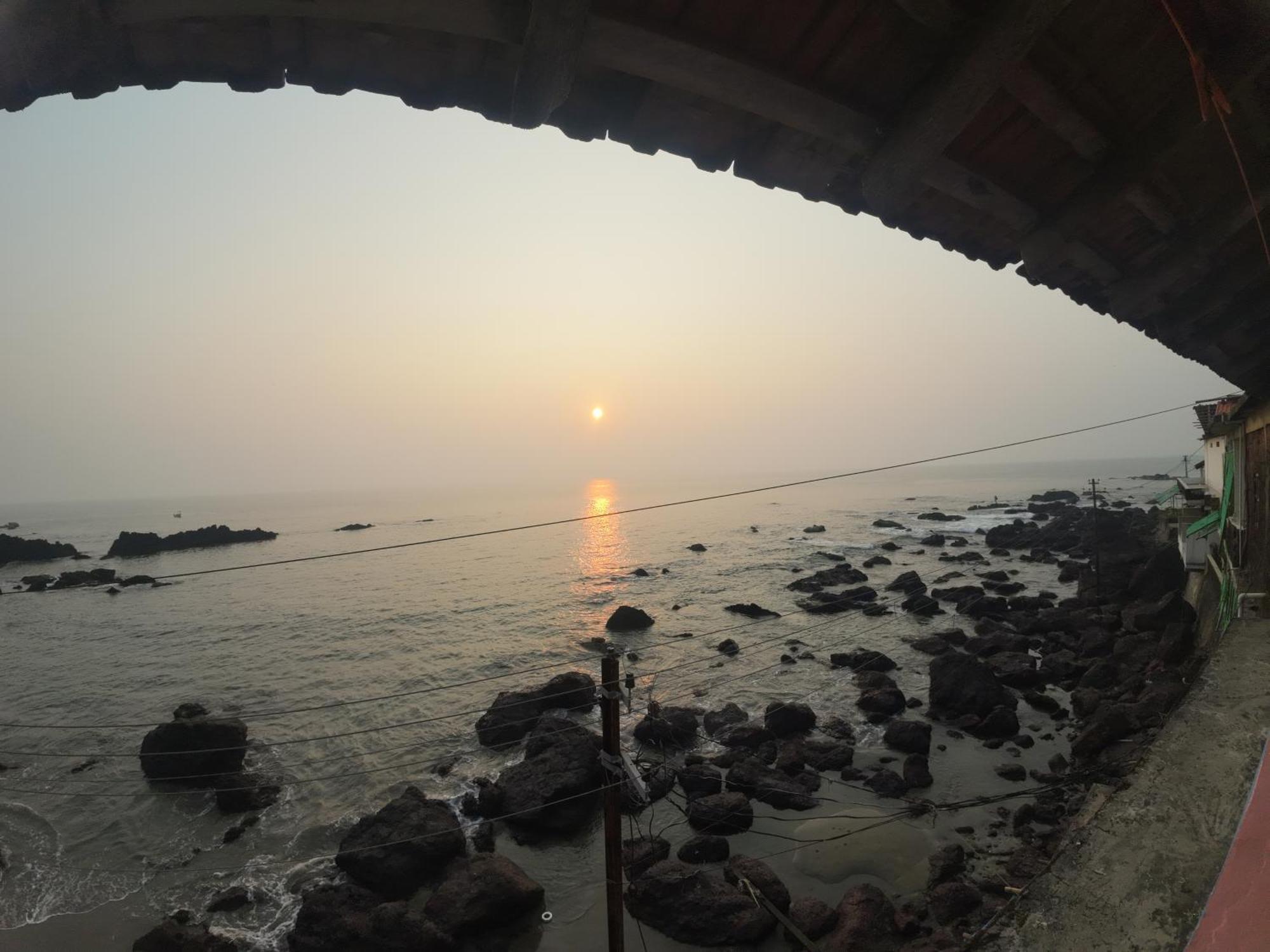 Om Ganesh Guest House Cliffside Arambol Eksteriør billede