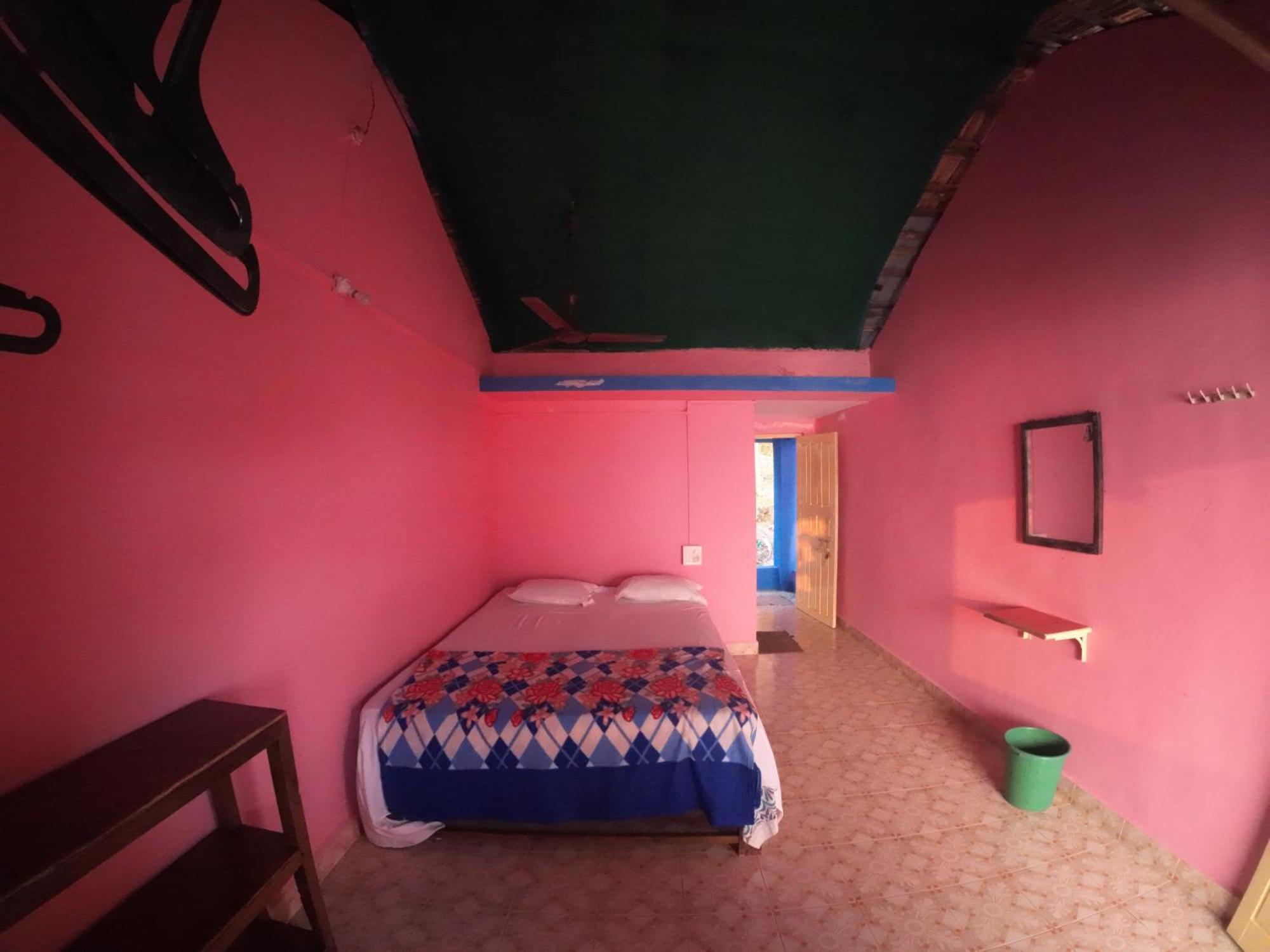Om Ganesh Guest House Cliffside Arambol Eksteriør billede
