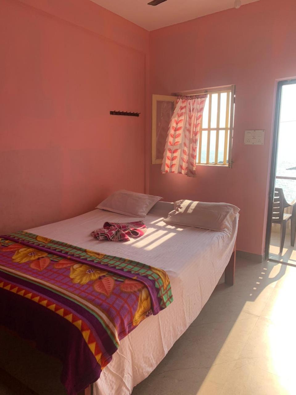 Om Ganesh Guest House Cliffside Arambol Eksteriør billede