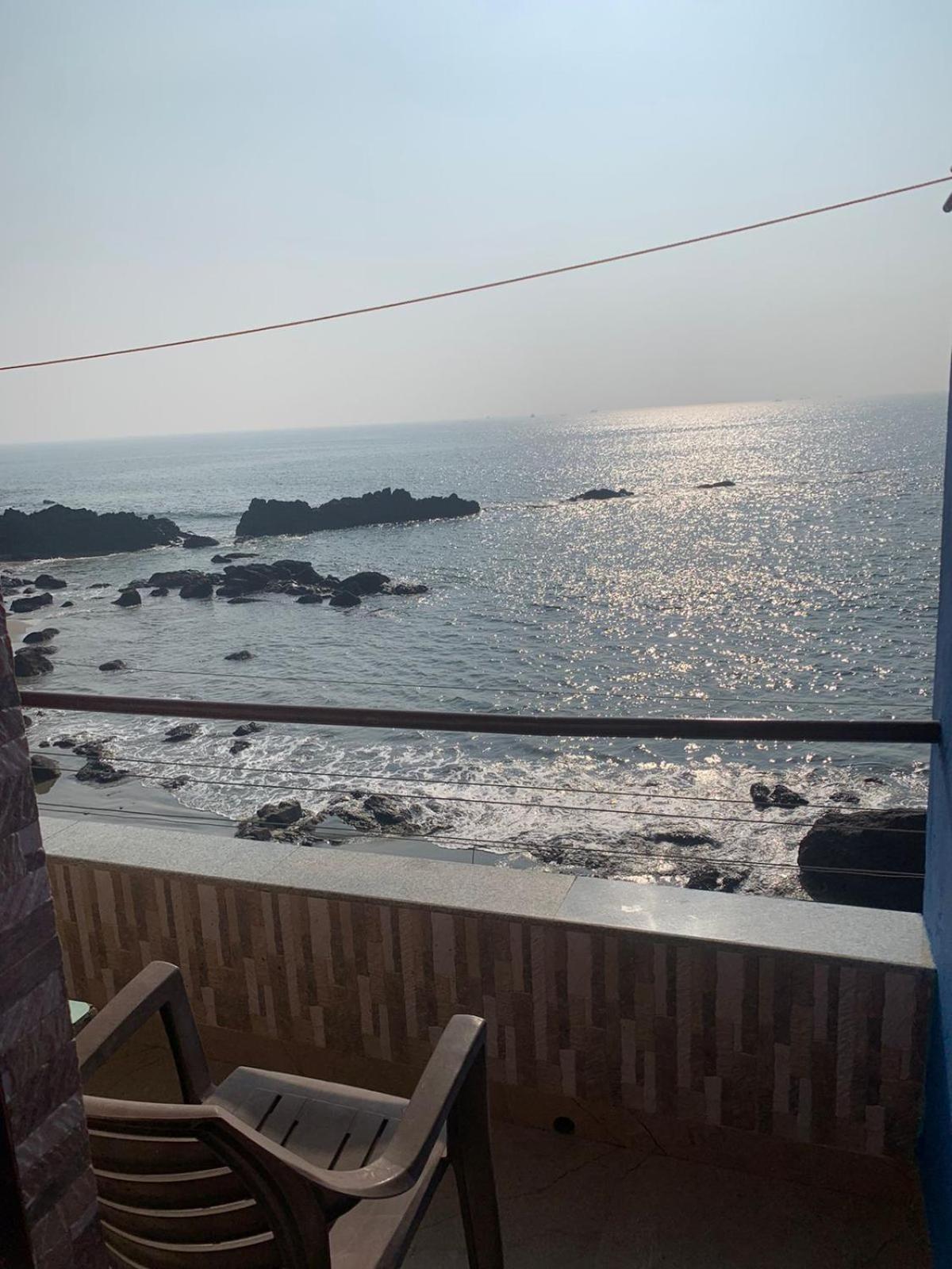 Om Ganesh Guest House Cliffside Arambol Eksteriør billede